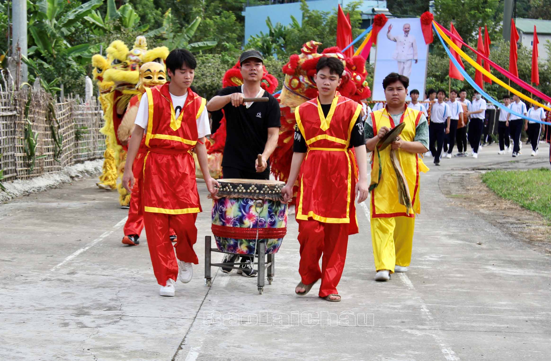 tham gia diễu hành
